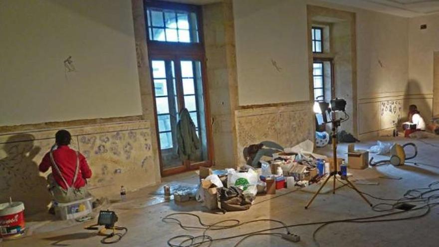 Técnicos durante los trabajos de restauración de las pinturas murales.