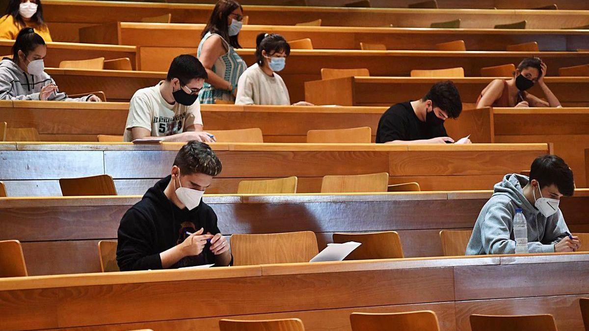 Alumnos realizan las pruebas de selectividad en A Coruña.