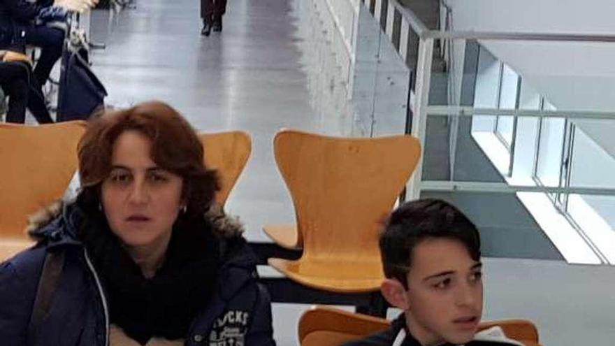 Eloína Álvarez y su hijo David Fernández, esperando para entrar a la consulta en Vallobín, ayer por la mañana.