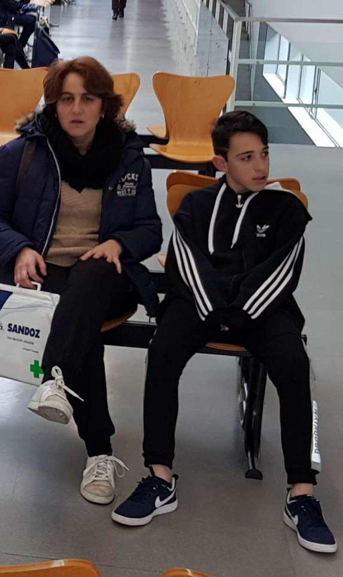 Eloína Álvarez y su hijo David Fernández, esperando para entrar a la consulta en Vallobín, ayer por la mañana.