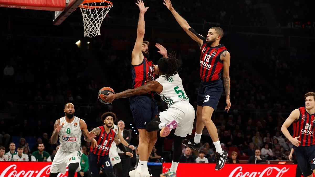 El ala-pívot del Cazoo Baskonia, Daniel Díez intenta al base camerunés del Panathinaikos Paris Lee