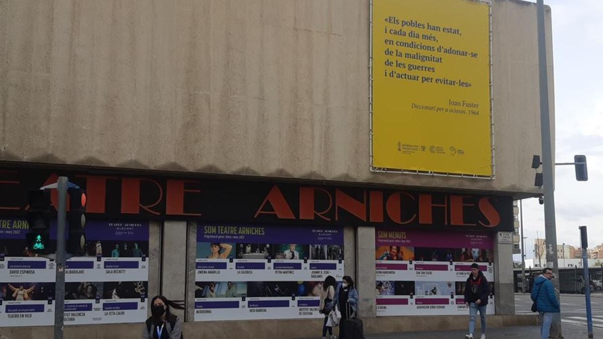 Pancarta en el Teatre Arniches de Alicante