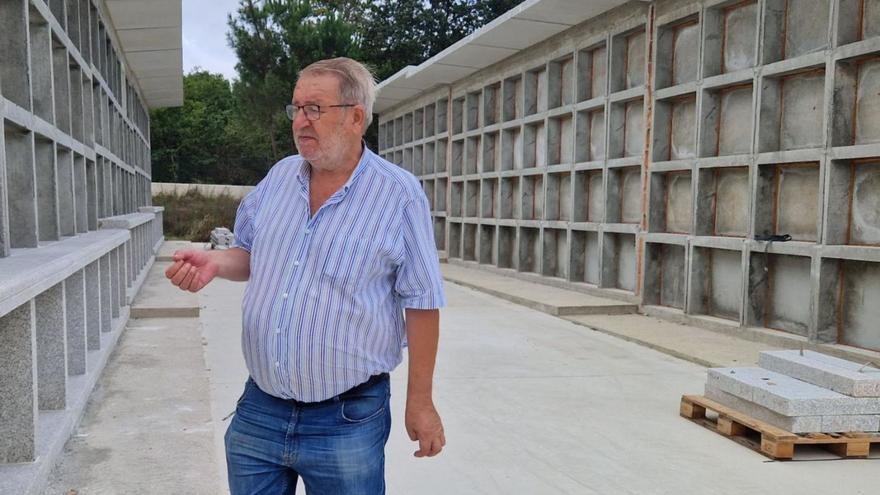 El concejal de Obras, Luis Lamas, durante la visita a las obras del cementerio