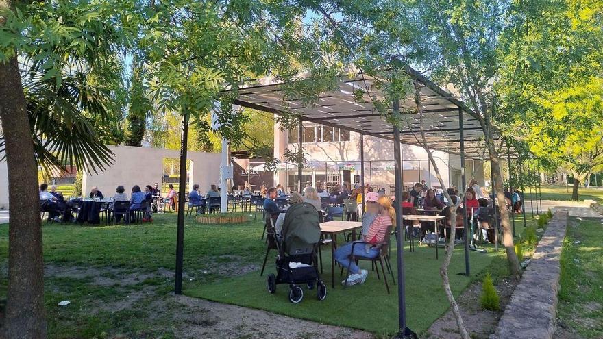 El restaurante del parque de La Isla reabre en Plasencia con nueva adjudicataria y a tiempo para Semana Santa