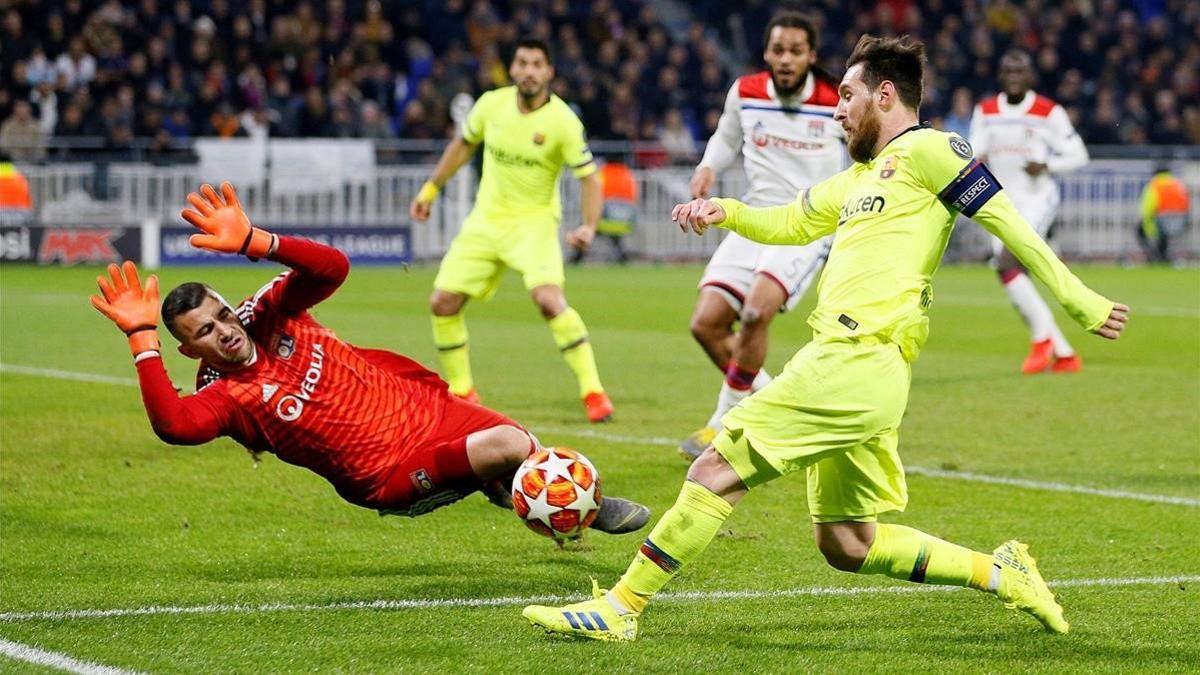 Lopes, el portero del Olympique de Lyón, frena una ocasión de Messi.