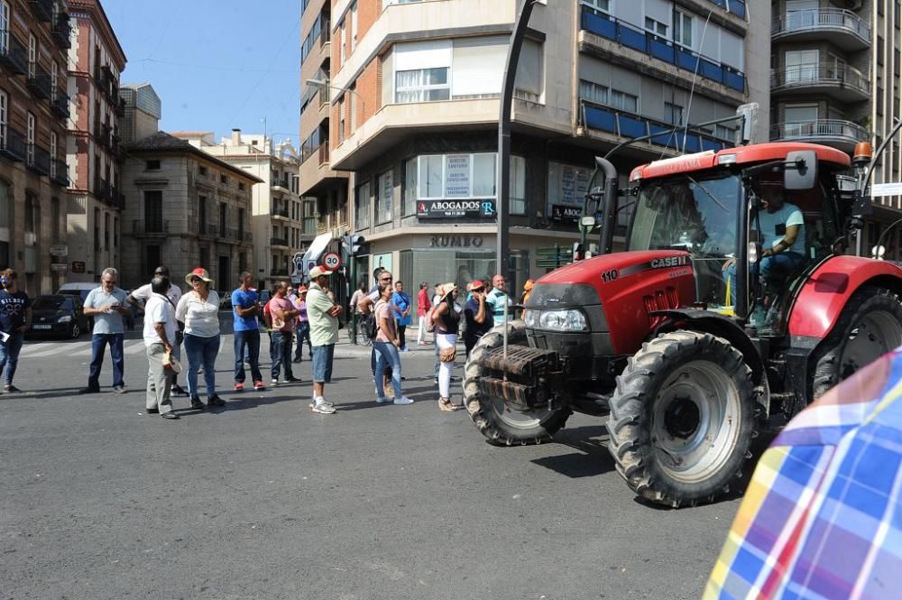 La Gran Vía de Murcia, paralizada por los agricultores