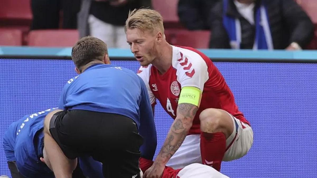 El capitán de Dinamarca Simon Kjaer fue el primero en atender a Eriksen