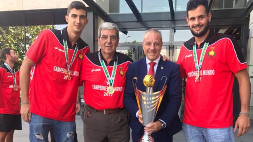 Josep Folqués y Pepe Oliver con el médico Nacho Nebot y el presidente de la RFEBM, Paco Blázquez