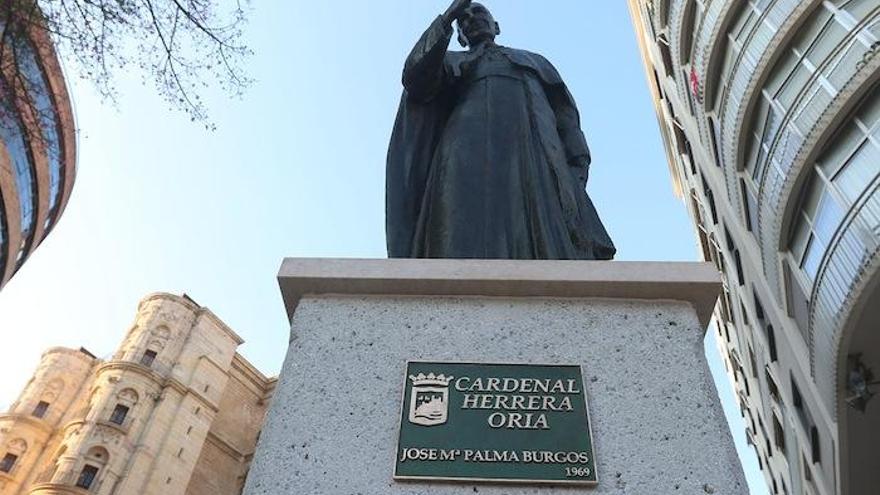 Estatua al cardenal Herrera Oria, ayer, por fin identificado con una placa municipal.