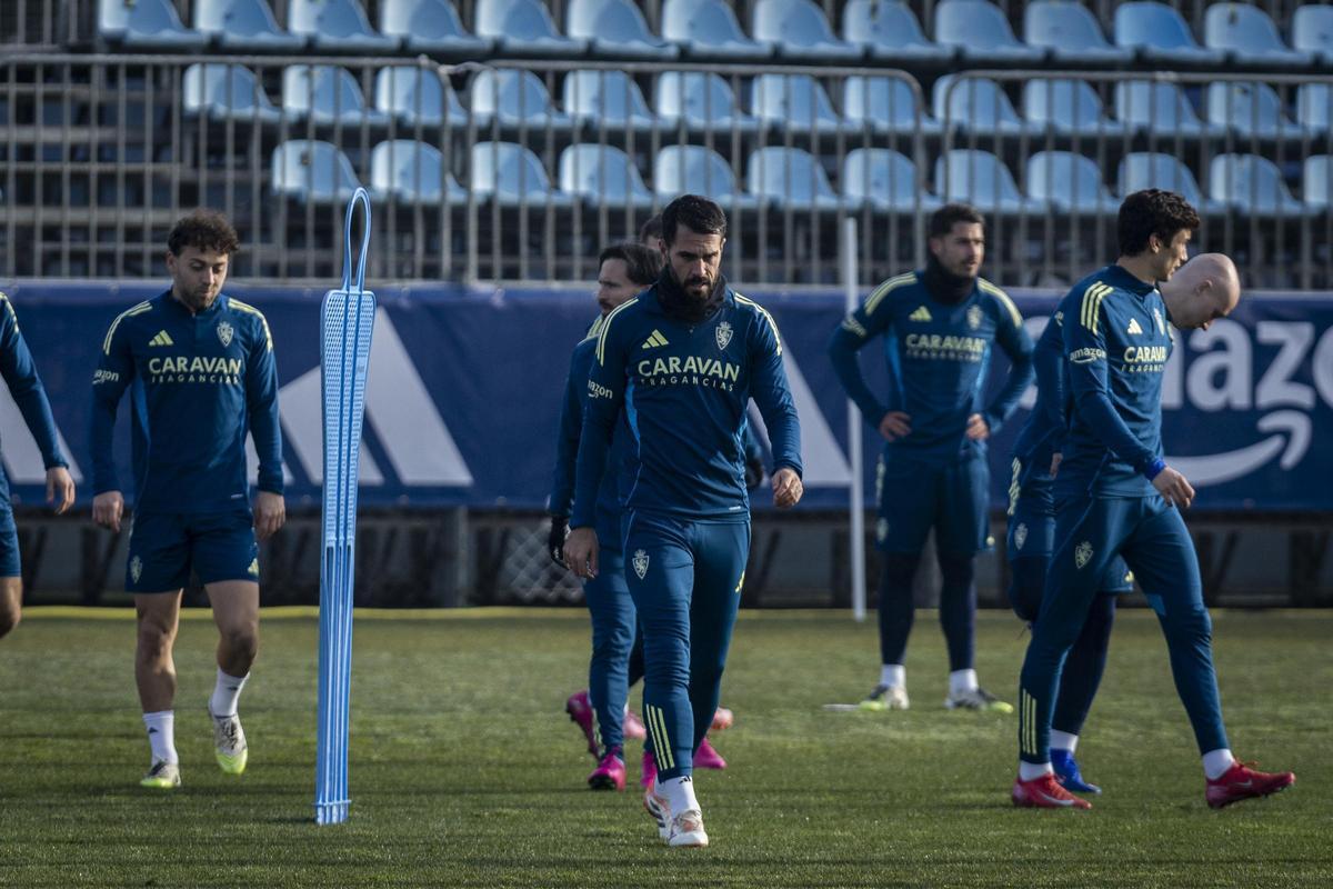 Insua, en el centro, durante el entrenamiento de este miércoles del Real Zaragoza.