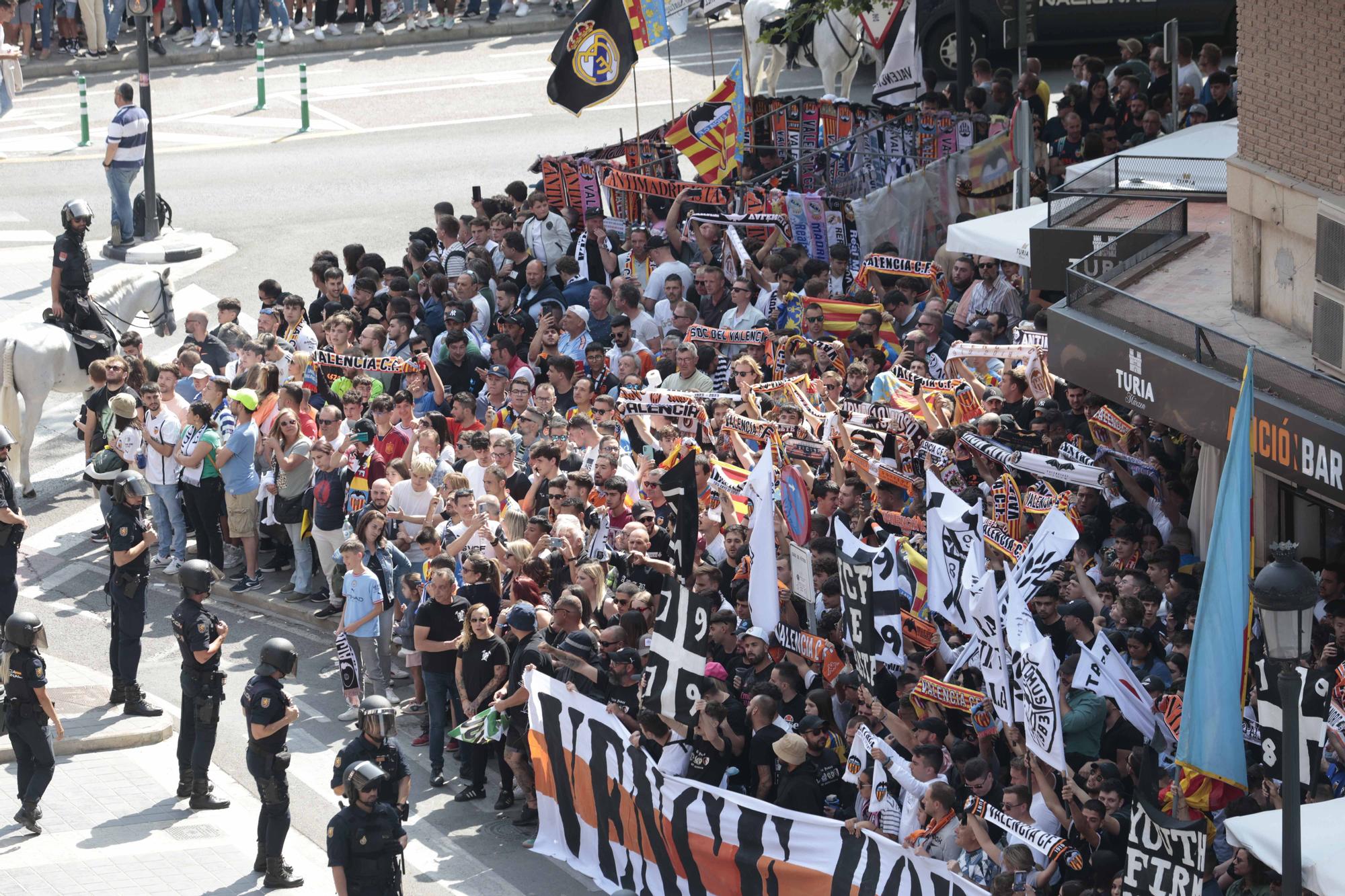 Ambientazo en la llegada de los equipos