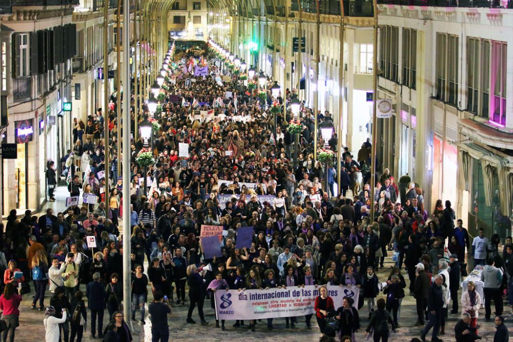 Cientos de personas se sumaron este miércoles a la marcha para conmemorar el Día Internacional de la Mujer. A la manifestación, que se inició en la Plaza de la Constitución a las 19.00 horas, acudieron asocaciones de mujeres como las Kellys de Málaga, Resistencia Feminista o el Movimiento Feminista Asociativo de Málaga