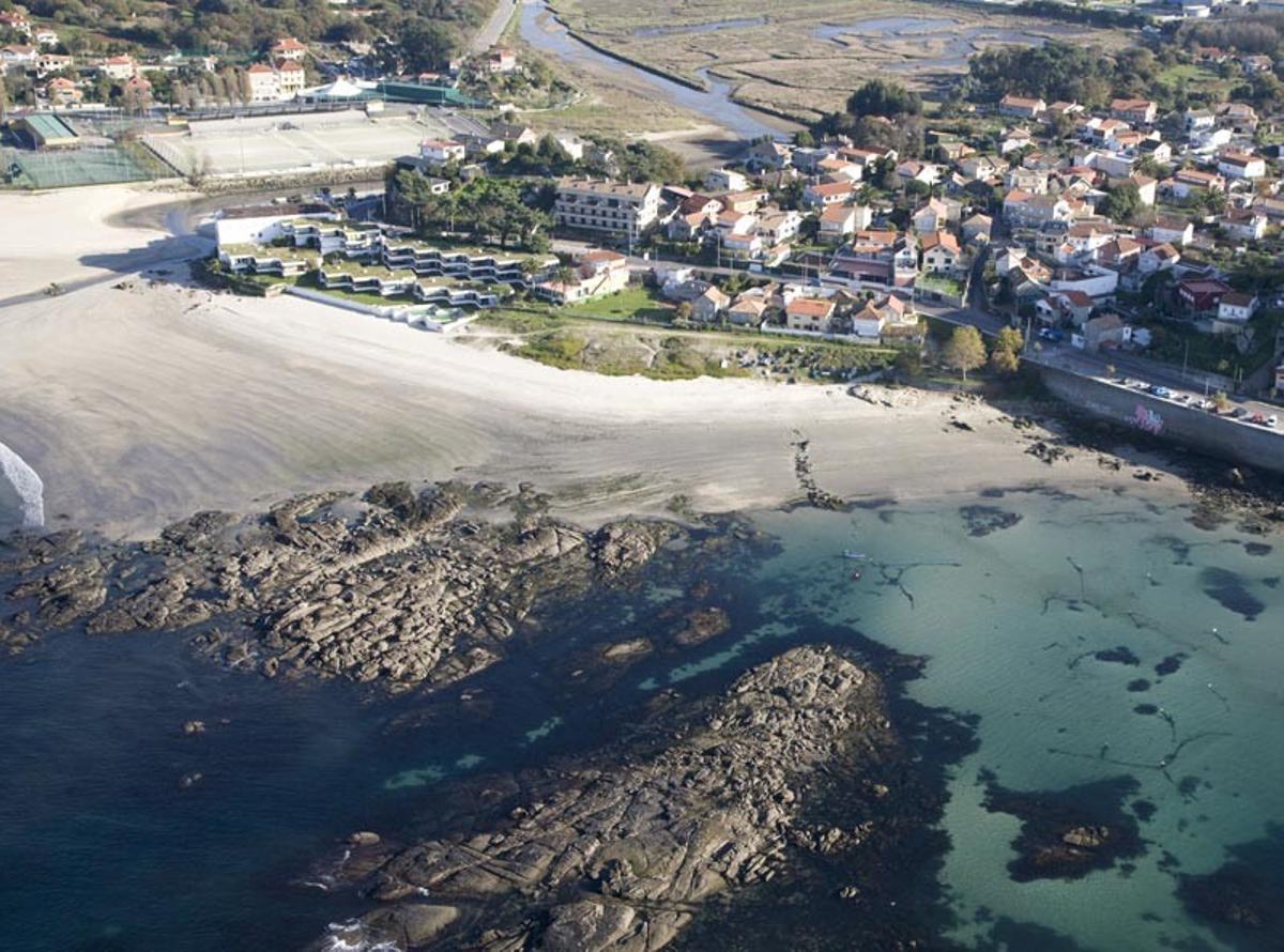 Esta playa resguardada es ideal para los días más fríos, ya que su orografía nos defiende de los vientos más fuertes en muchas zonas.