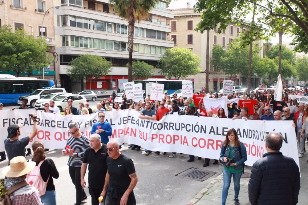 Más de 500 personas protestan por el cierre de Megasport y por el Caso Cursach