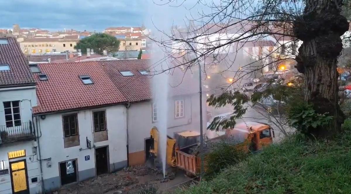 Imagen del espectacular géiser provocado por la rotura de una vía de agua en la rúa do Pombal