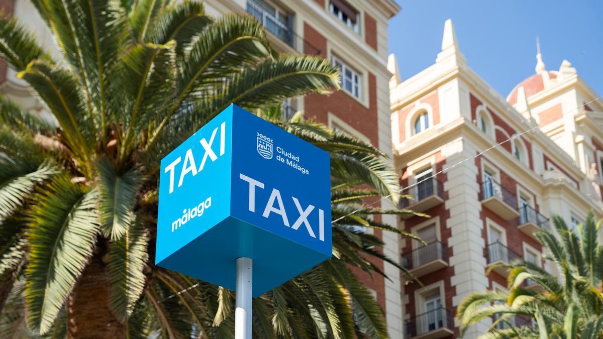 El Ayuntamiento de Málaga invierte 13.000 euros en renovar la señalización de las paradas de taxi.