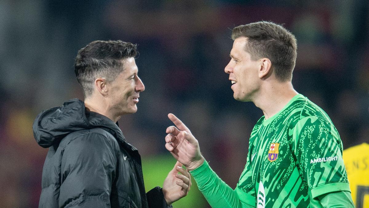 Lewandowski y Szczesny conversan al final de un partido de Montjuïc.