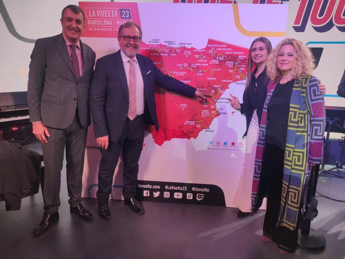 Javier Guillén, director de La Vuelta, junto a José Martí, Tania Baños y Virginia Martí.