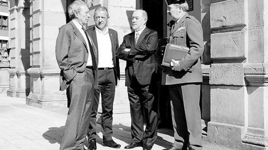 Por la izquierda, José Luis García, secretario general de la Delegación del Gobierno; José Manuel Felgueres, alcalde de Villaviciosa; Gabino de Lorenzo, delegado del Gobierno, y Juan Basilio Martínez, teniente coronel-jefe de la Guardia Civil de la Comandancia de Gijón, ayer, a la entrada del Ayuntamiento de Villaviciosa.