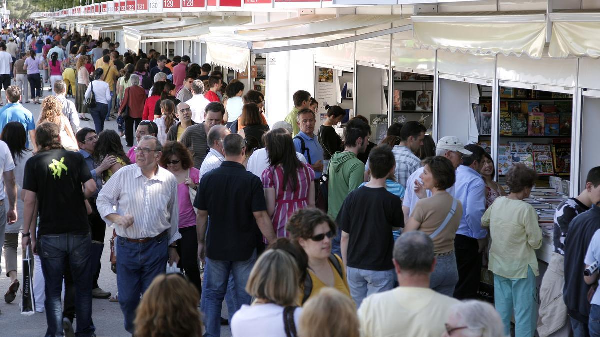 MADRID FERIA DEL LIBRO DE MADRID , EN LA IMAGEN VISTA GENERAL DEL PUBLICO QUE VISITA LOS DIFERENTES STAND IMAGEN DAVID CASTRO