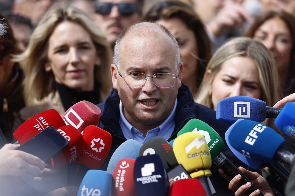 El portavoz del GPP en el Congreso, Miguel Tellado, asiste a la manifestación organizada por la Plataforma por la España Constitucional con el lema 'Por la dignidad de España. Sánchez dimisión, elecciones ya' este sábado en la Plaza de Colón de Madrid.