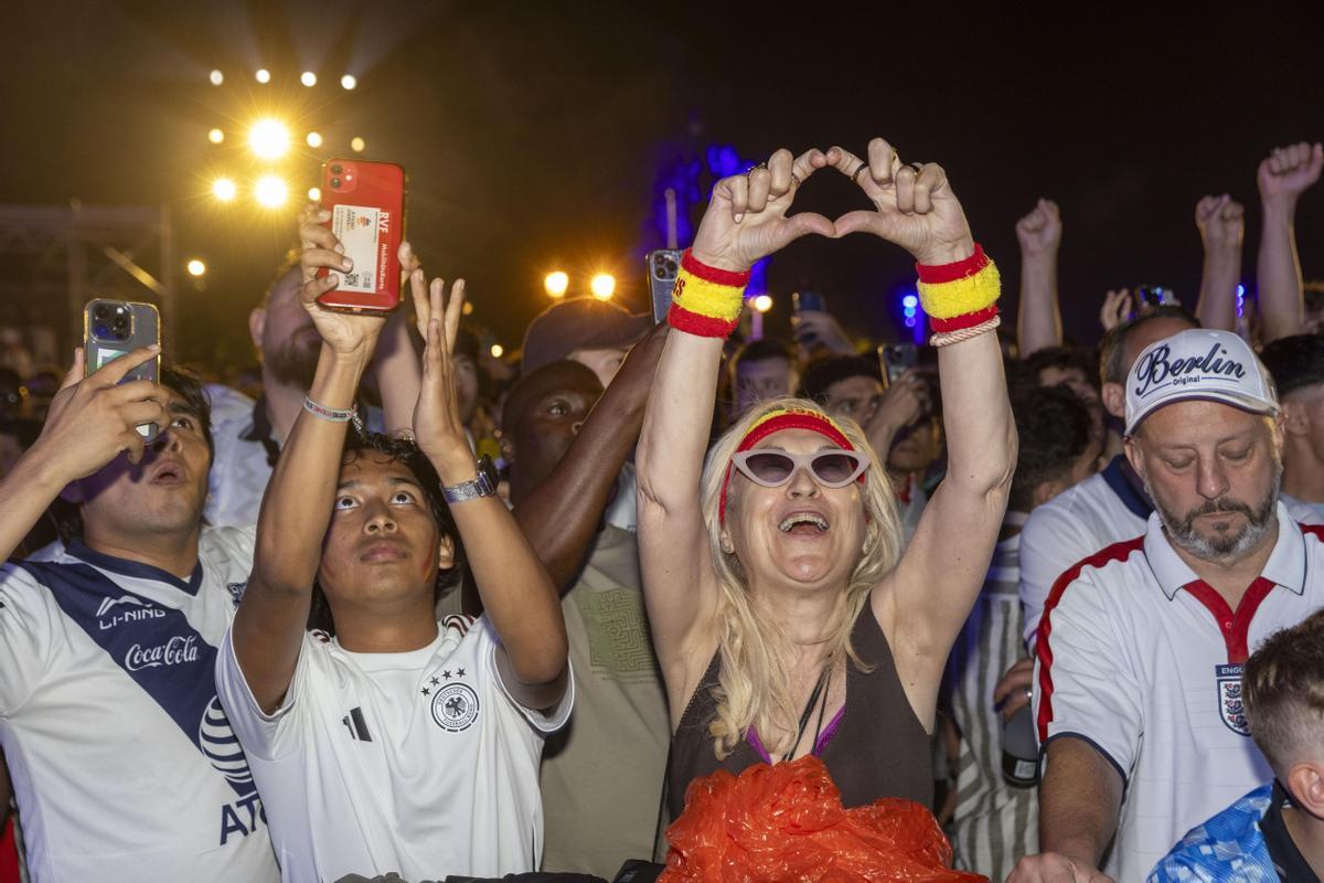 Aficionados españoles reciben a la Selección en el hotel de Berlín