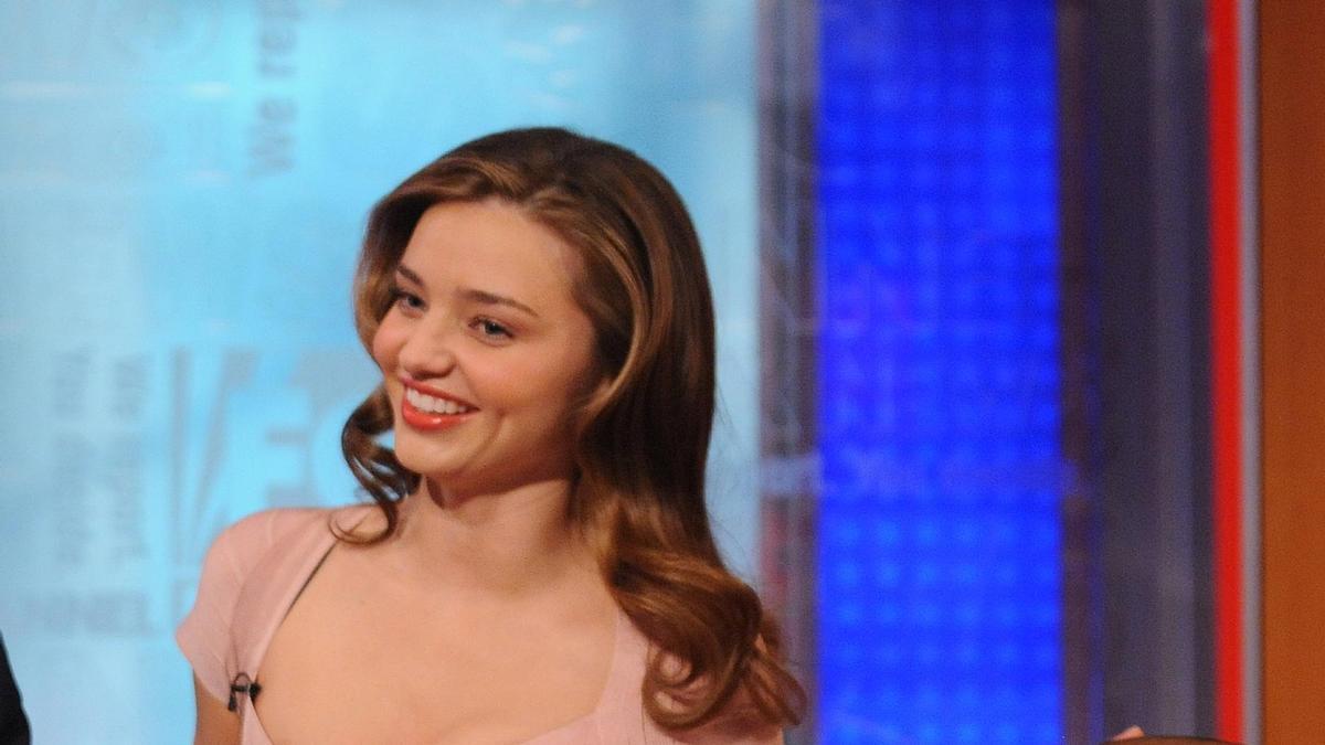 Miranda Kerr muestra una postura de yoga