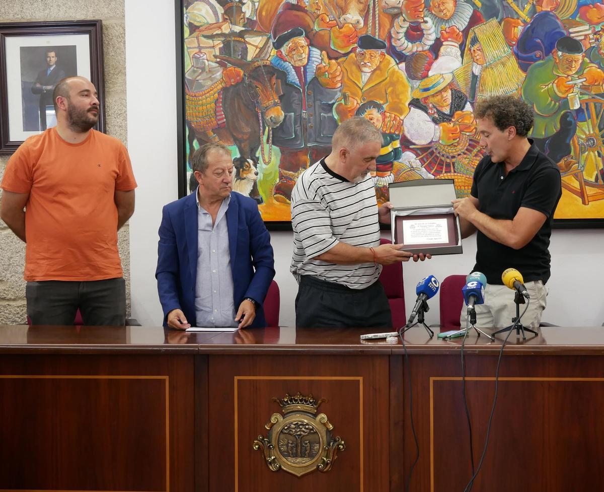 Momento en el que el alcalde en funciones entrega la placa al homenajeado.