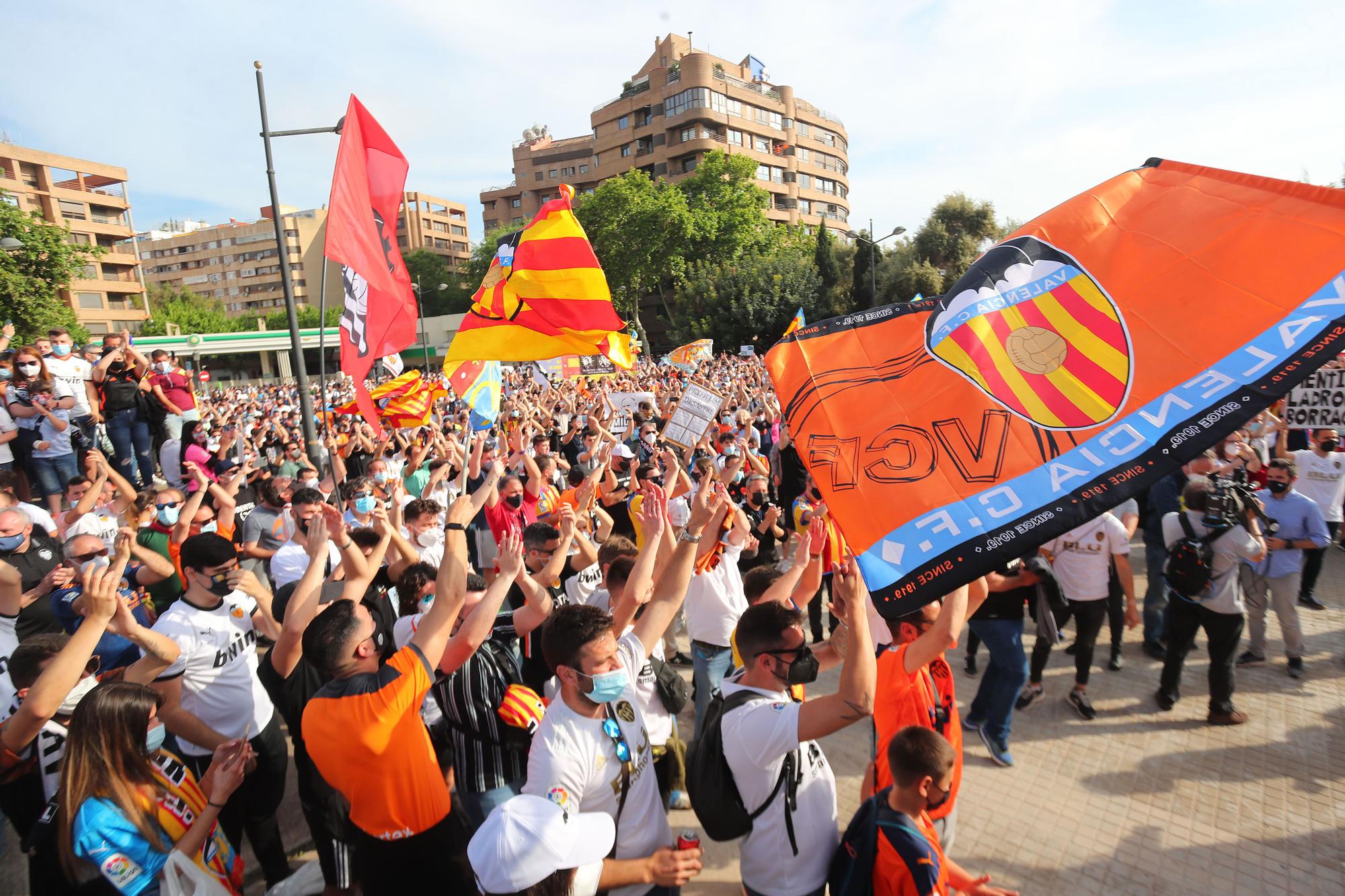 Las imágenes de la marcha de la afición valencianista contra Lim