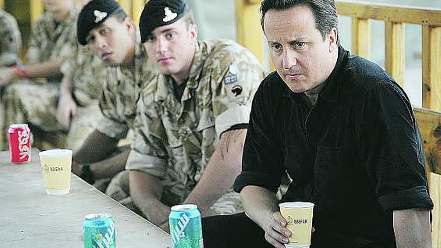 EL «PREMIER» BRITÁNICO se estrena en AFGANISTÁN. El primer ministro británico, David Cameron, que ayer giró a Kabul su primera visita, afirmó que Afganistán  es su «prioridad número uno». La visita de Cameron, que tuvo que cambiar sus previsiones por temor a un ataque rebelde, coincidió con un atentado contra una boda en Kandahar en el que murieron 40 personas y resultaron heridas al menos 77. En la foto, el «premier», con expresión preocupada.