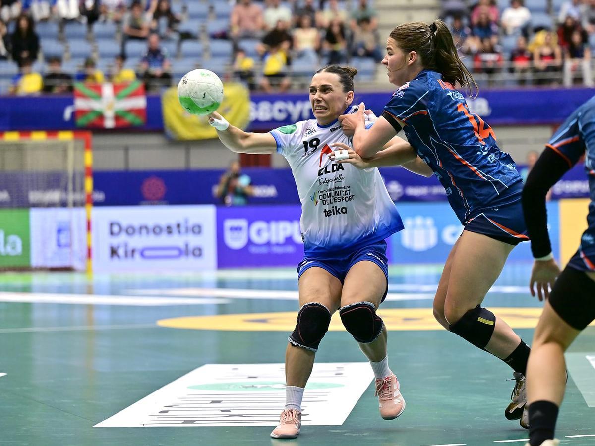 Malena Valles suelta el balón ante la férrea defensa.