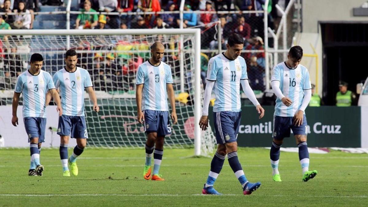 Los jugadores de Argentina se retiran abatidos tras la derrota en Bolivia.