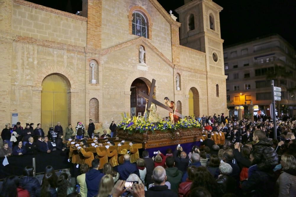 Algunas de las imágenes decanas de la Semana Santa se acercaron al mar y los paseos en Martes Santo