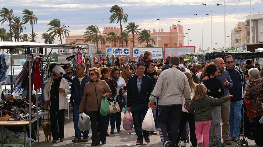 El Elche CF impide la apertura del mercadillo del estadio Martínez Valero