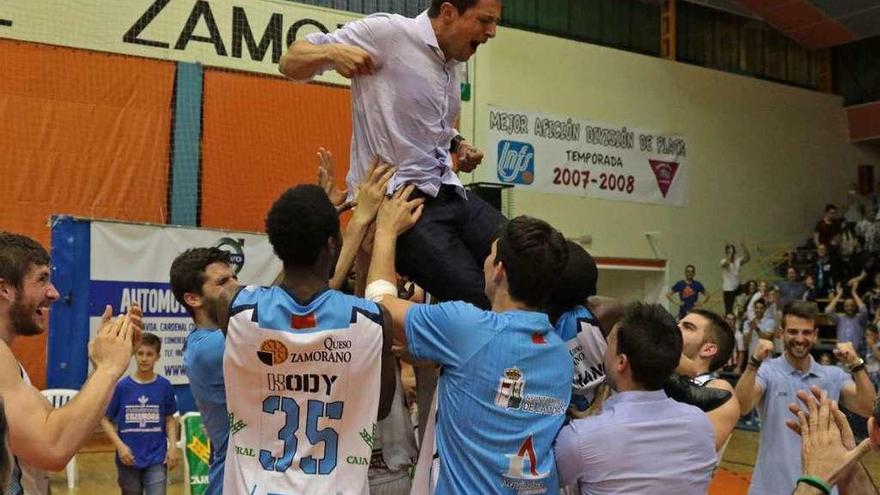 Los jugadores mantean al entrenador del Aquimisa Queso Zamorano.