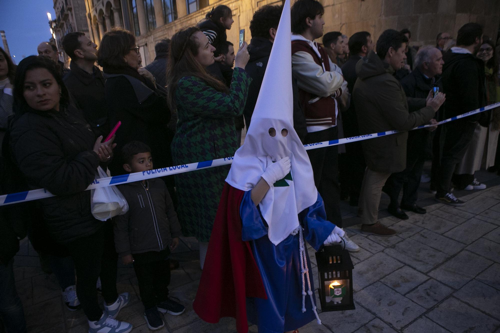 Jueves Santo en Avilés: Procesión del Silencio con los "sanjuaninos"