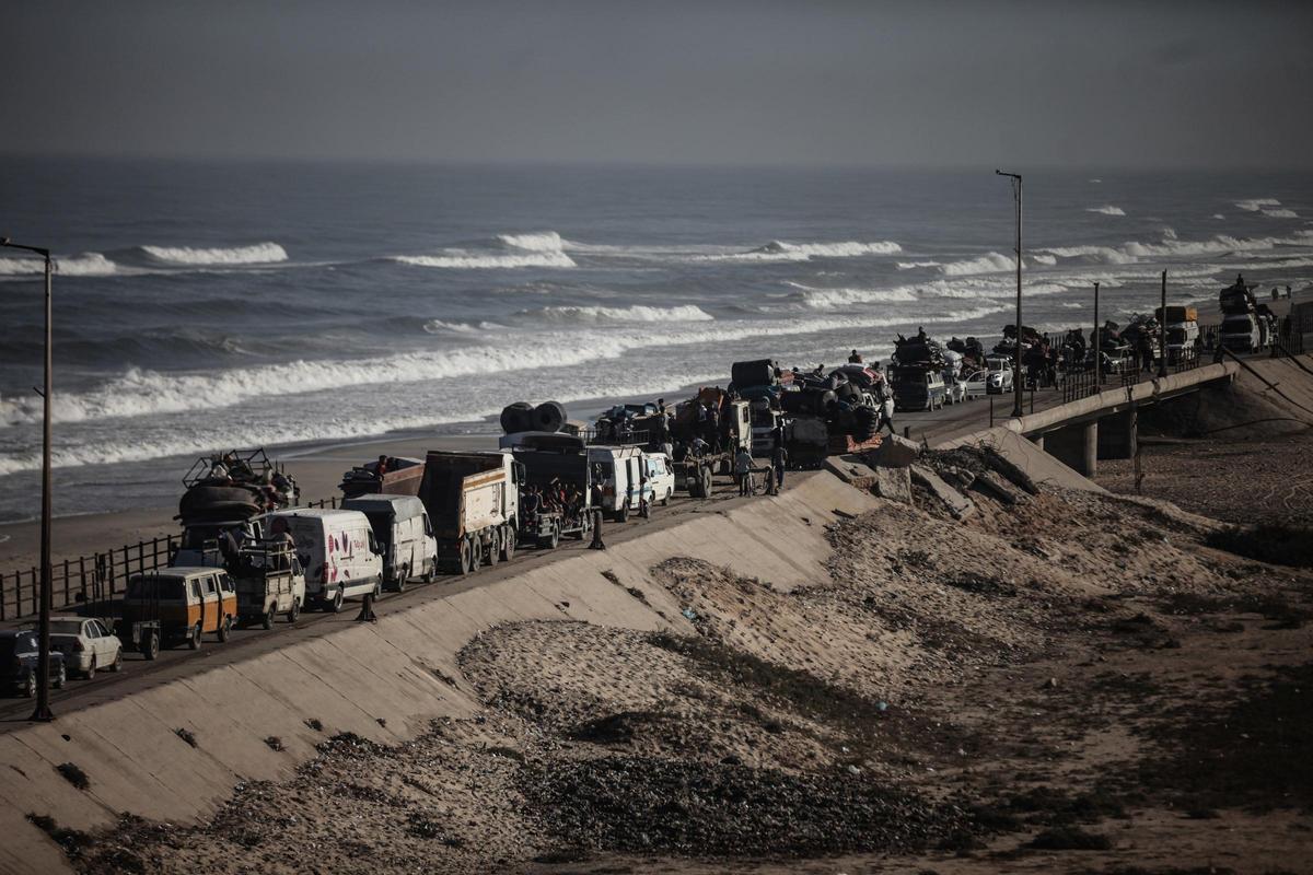 Fila de vehículos que se desplazan hacia el sur en la Franja de Gaza