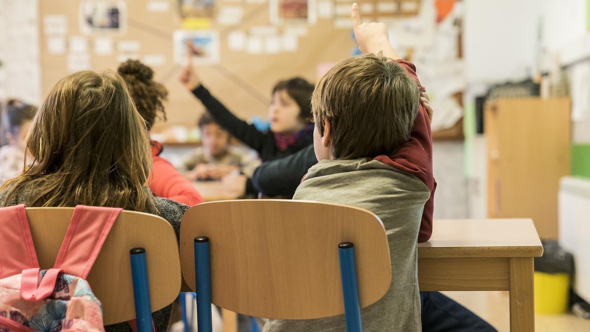 Alumnes assisteixen a una classe a un centre escolar de Barcelona.
