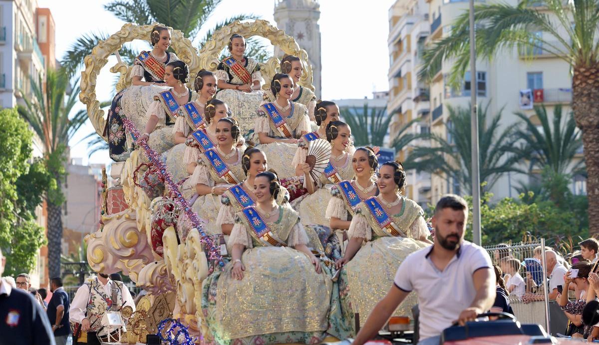 María Estela, Marina y la corte, en el Desfile Folclórico
