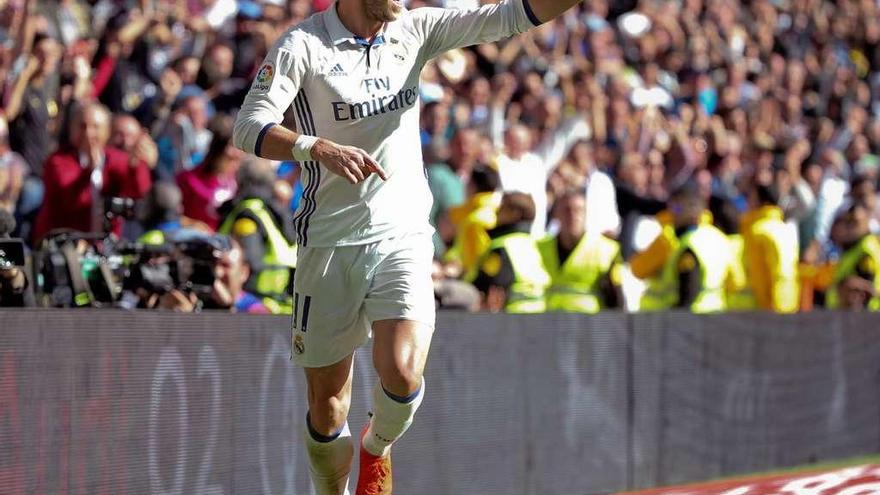 Gareth Bale celebra uno de sus goles durante el partido de ayer ante el Leganés, en el Bernabéu. // Mariscal