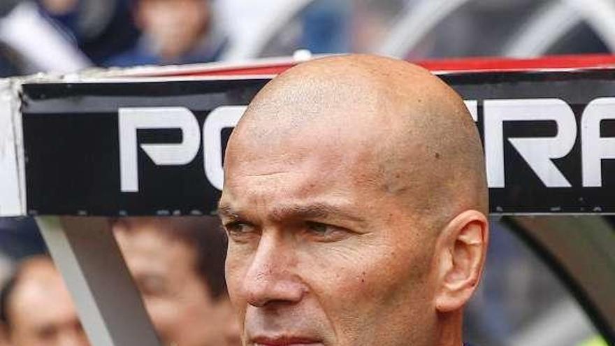 Zidane, en el banquillo de Riazor.