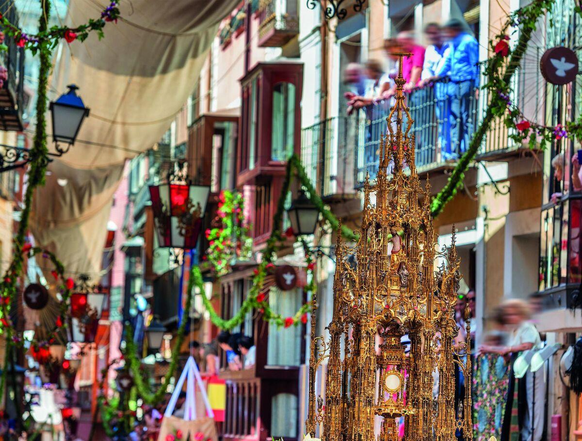 Los balcones de la ciudad se llenan de flores y decoración con la llegada del Corpus