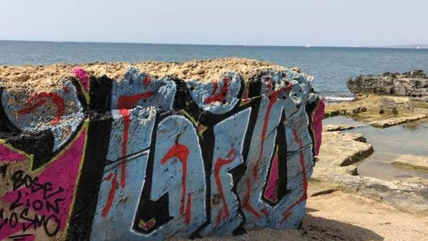 Las rocas junto al mar tampoco se libran de los grafitis.