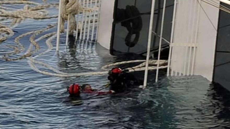 Los equipos de rescate recuperan un cadáver del &#039;Costa Concordia&#039;. / efe