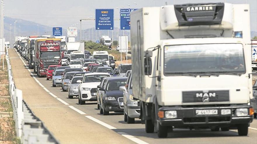 Largas retenciones tras un choque en la A-7 en la Vall