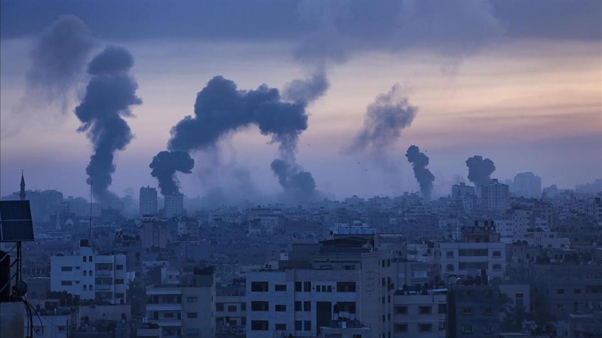 Gaza (---)  12 05 2021 - Smoke and flames rise after an Israeli airstrike on Gaza City  12 May 2021  At least one woman was killed after 130 rockets  fired by Hamas from the Gaza strip  fell on Tel Aviv and neighbouring Israeli cities  A day earlier and in response to days of violent confrontations between Israeli security forces and Palestinians in Jerusalem  Palestinian militants factions in Gaza launched rocket attacks that killed two Israelis in the city of Ashkelon  Israel Defense Forces (IDF) said they hit over 100 targets in Gaza Strip during retaliatory strikes in the night between 10 and 11 May  The Health Ministry of Gaza strip said that at least 30 people  including children  were killed from the Israeli airstrikes  Israeli Prime Minister Benjamin Netanyahu said on 11 May that they will increase the rate and intensity of the strikes  (Atentado  Incendio  Estados Unidos  Jerusalen) EFE EPA HAITHAM IMAD