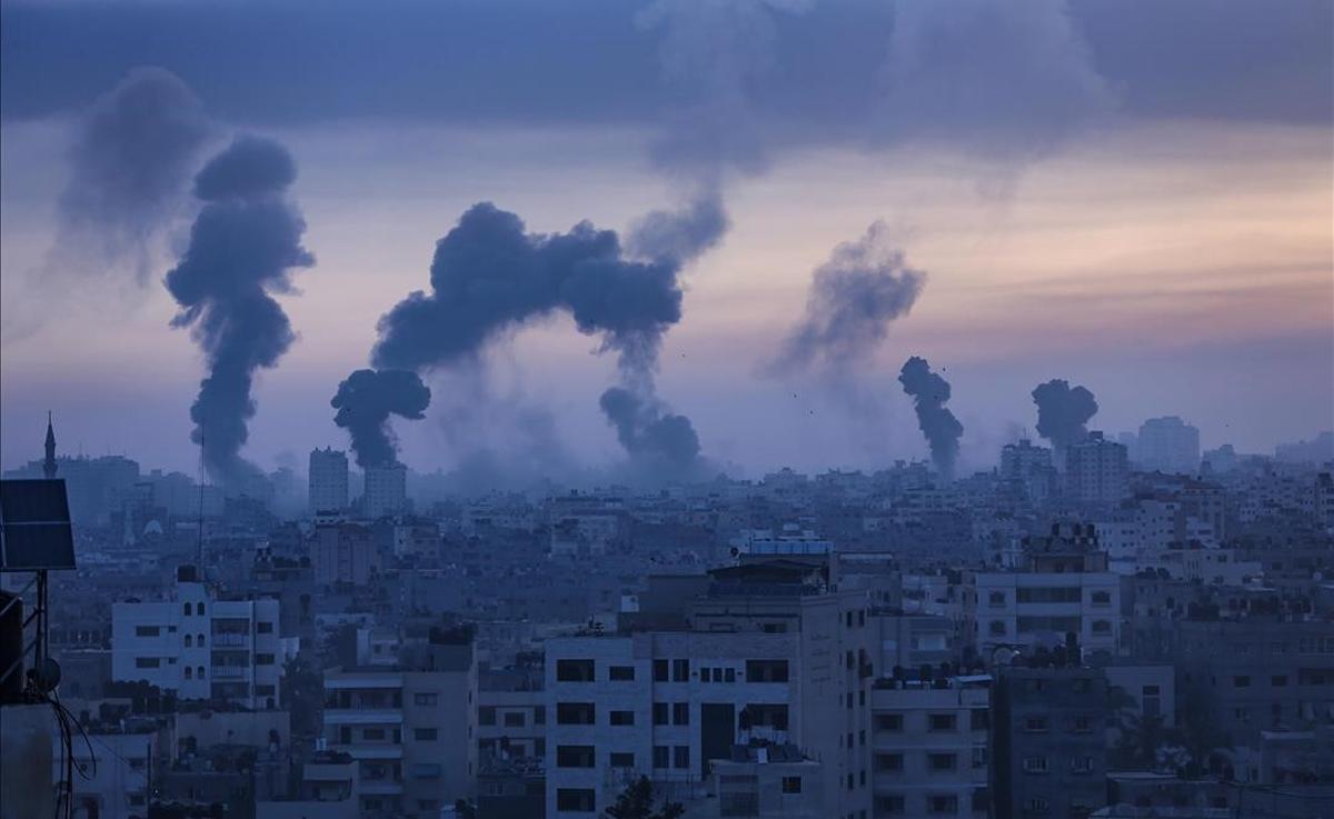 Humo y llamas tras un ataque aéreo israelí en Gaza, el pasado 12 de mayo de 2021