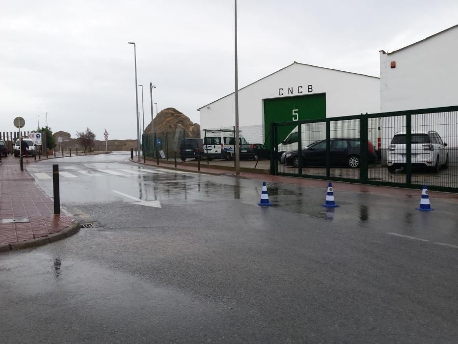 La Policia Local Palamós ha tancat a la circulació el tram del vial del port que passa per la Pedrera arran del temporal marítim