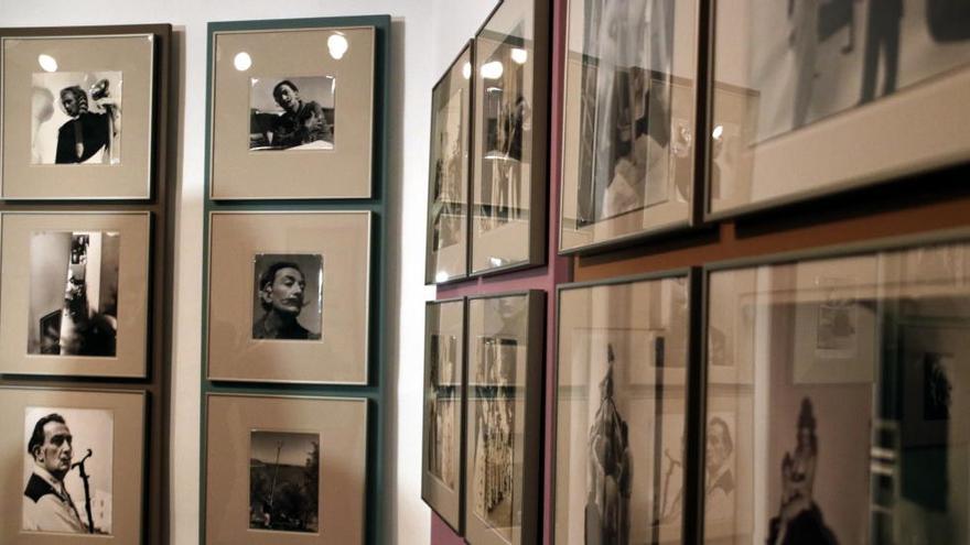 Algunes de les instantànies que hi ha al Castell de Púbol a l&#039;exposició &#039;Elles fotografien Dalí&#039;