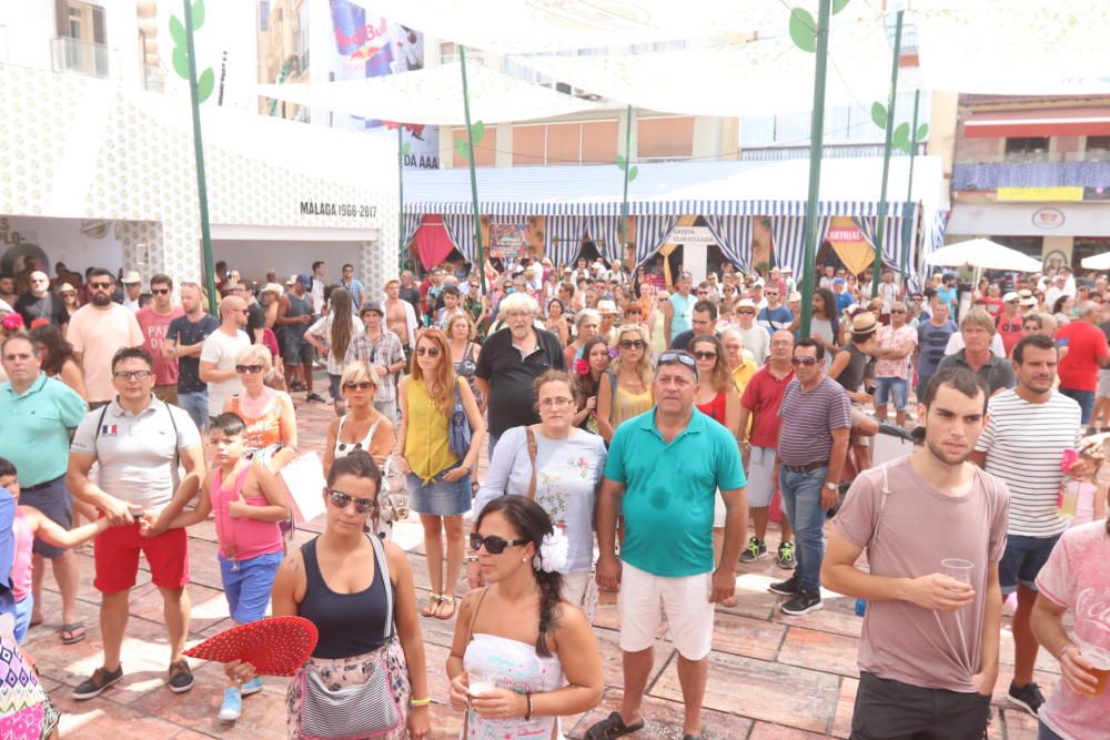 En la plaza de la Constitución, los asistentes a la Feria del Centro también han guardado un minuto de silencio